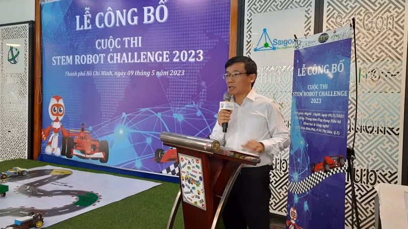 Ban Tổ chức phát biểu tại lễ phát động cuộc thi STEM Robot Challenge lần thứ 7. Ban Tổ chức phát biểu tại lễ phát động cuộc thi STEM Robot Challenge lần thứ 7.