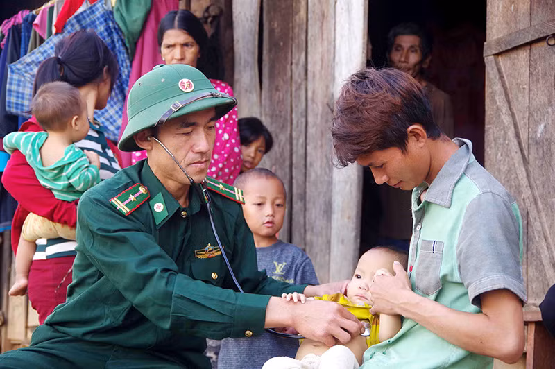 Cán bộ quân y Đồn Biên phòng Pa Ủ, Bộ đội Biên phòng tỉnh Lai Châu khám bệnh cho bà con dân tộc La Hủ, xã Pa Ủ, huyện Mường Tè, tỉnh Lai Châu). Ảnh: TTXVN Cán bộ quân y Đồn Biên phòng Pa Ủ, Bộ đội Biên phòng tỉnh Lai Châu khám bệnh cho bà con dân tộc La Hủ, xã Pa Ủ, huyện Mường Tè, tỉnh Lai Châu). Ảnh: TTXVN
