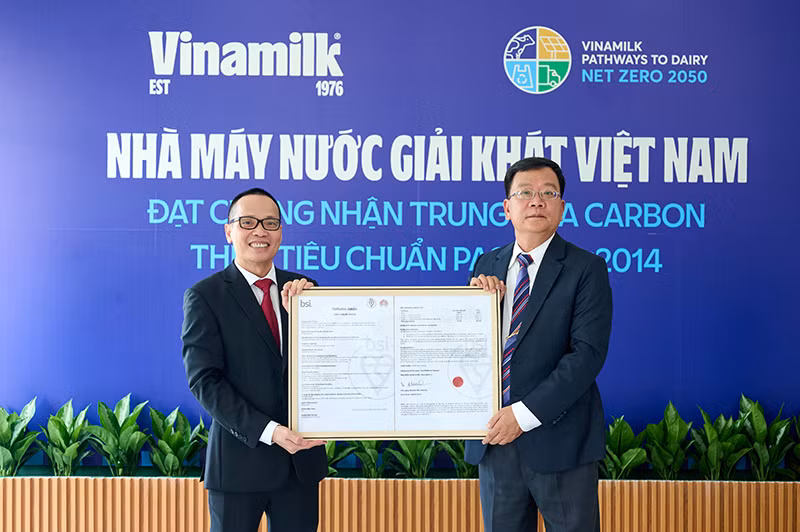 Vinamilk hiện có 3 đơn vị đạt chứng nhận trung hòa Carbon PAS 2060:2014. Vinamilk hiện có 3 đơn vị đạt chứng nhận trung hòa Carbon PAS 2060:2014.