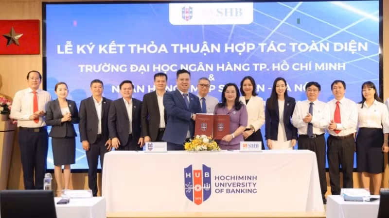 Bà Ngô Thu Hà - Tổng Giám đốc SHB và PGS.TS Nguyễn Đức Trung - Hiệu trưởng Trường Đại học Ngân hàng TP Hồ Chí Minh ký kết hợp tác toàn diện.