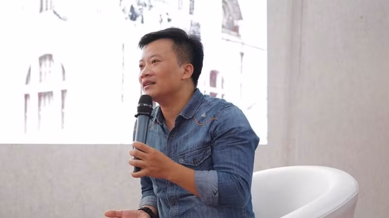 Nhà phê bình Mai Anh Tuấn phát biểu tại toạ đàm.