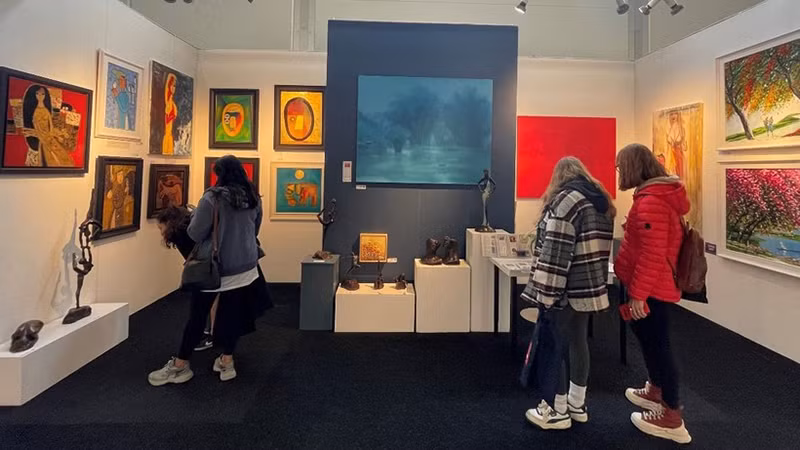 Phòng tranh Hanoi Art House (Anh) trưng bày tranh sơn mài, sơn dầu của các họa sĩ Thành Chương, Phương Bình, Bùi Trọng Dư, Hoàng Đức Dũng, Lê Thanh Sơn, Dương Sen. (Ảnh: TTXVN)