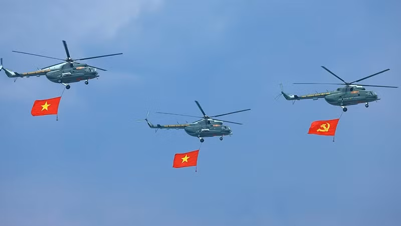 Phần trình diễn của trực thăng mang cờ Đảng, cờ Tổ quốc tại Lễ kỷ niệm 70 năm Chiến thắng Điện Biên Phủ. (Ảnh: TTXVN)