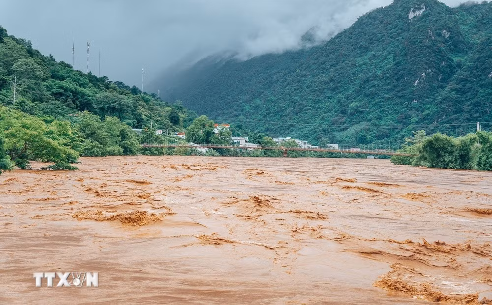 Lũ trên sông Gâm đoạn qua huyện Bảo Lâm vượt mức báo động 3.