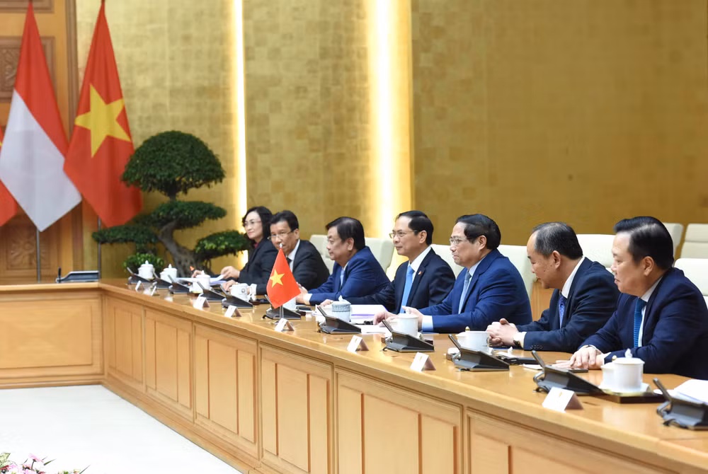 Thủ tướng Phạm Minh Chính và các thành viên Chính phủ Việt Nam tham dự hội kiến. Thủ tướng Phạm Minh Chính và các thành viên Chính phủ Việt Nam tham dự hội kiến.