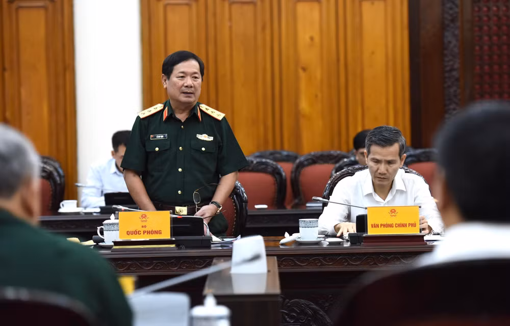 Thứ trưởng Quốc phòng Lê Huy Vịnh phát biểu tại cuộc họp.