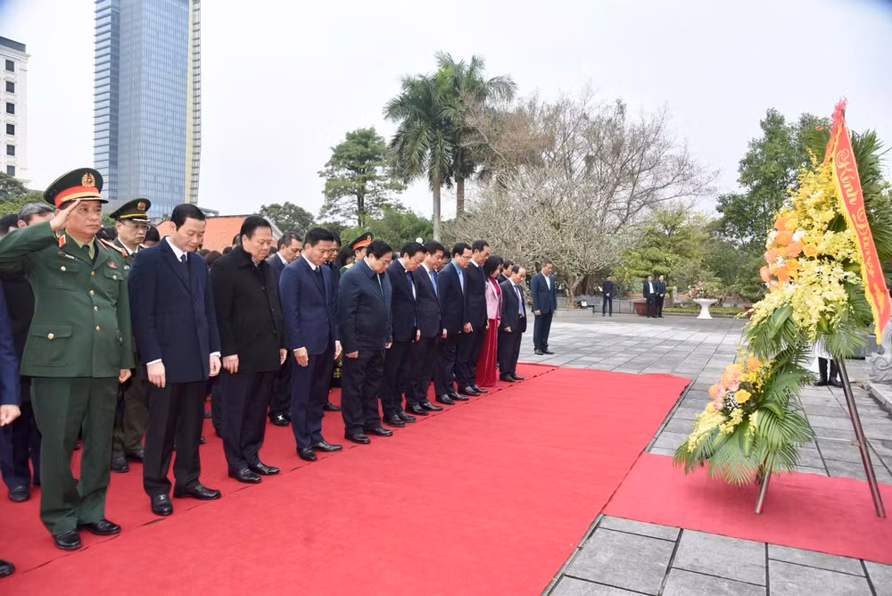 Thủ tướng Phạm Minh Chính và các đại biểu thành kính dâng hương, dâng hoa tại Khu văn hóa tưởng niệm Chủ tịch Hồ Chí Minh tại thành phố Thanh Hóa. Thủ tướng Phạm Minh Chính và các đại biểu thành kính dâng hương, dâng hoa tại Khu văn hóa tưởng niệm Chủ tịch Hồ Chí Minh tại thành phố Thanh Hóa.