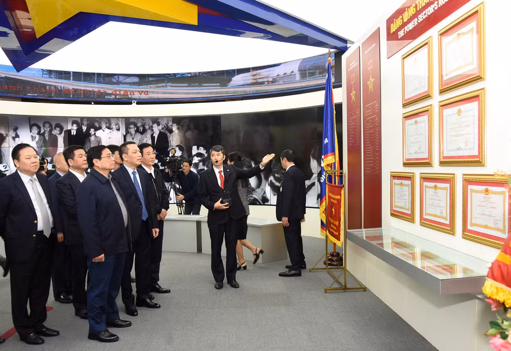 Thủ tướng Phạm Minh Chính tham quan phòng truyền thống của ngành điện. Thủ tướng Phạm Minh Chính tham quan phòng truyền thống của ngành điện.