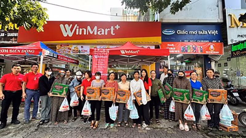Đại diện Winmart trao quà tặng cho người dân bị ảnh hưởng bởi bão lũ của tỉnh Thái Nguyên.