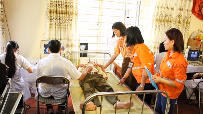 Công ty Trách nhiệm hữu hạn khai thác chế biến khoáng sản Núi Pháo phối hợp với các cơ sở y tế khám, phát thuốc miễn phí cho các thương binh, bệnh binh.