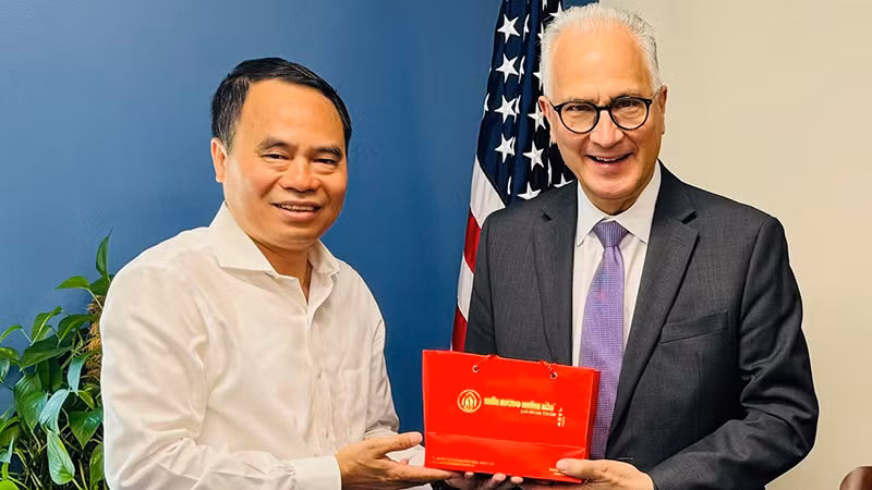 Doanh nhân Nguyễn Văn Tưởng tặng sản phẩm của Công ty Trầm Hương Khánh Hòa cho ông Mark Kennedy - Giám đốc Trung tâm Wilson (Wilson center) thuộc Quốc hội Hoa Kỳ.