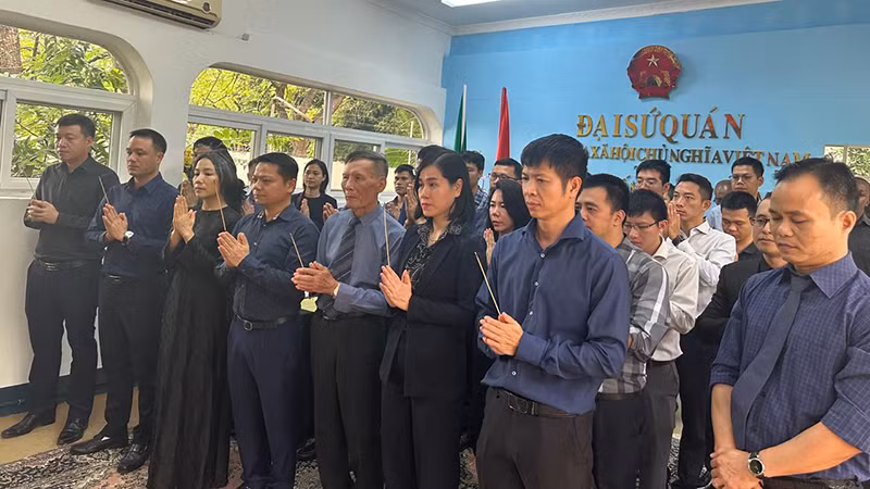 Cộng đồng người Việt Nam tại Tanzania viếng Tổng Bí thư Nguyễn Phú Trọng.