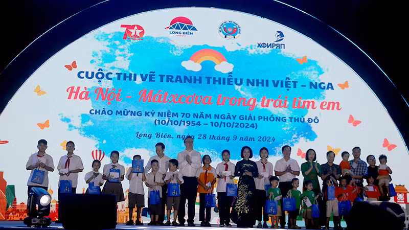 Ban tổ chức trao quà cho các em học sinh có hoàn cảnh khó khăn trên địa bàn quận Long Biên. Ban tổ chức trao quà cho các em học sinh có hoàn cảnh khó khăn trên địa bàn quận Long Biên.