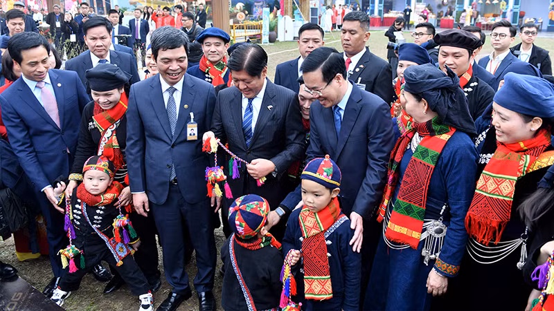 Chủ tịch nước Võ Văn Thưởng và Tổng thống Philippines Ferdinand Marcos Jr. tham quan không gian Tết Việt 2024 tại Hoàng thành Thăng Long (Hà Nội).