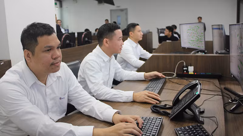 Kỹ sư điều hành viễn thông toàn quốc EVNICT trong ca trực tại Phòng NOC 11 Cửa Bắc, Hà Nội.