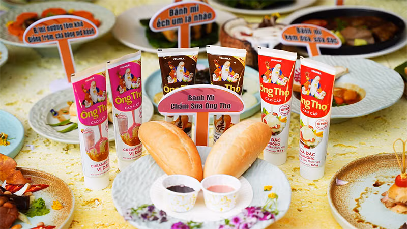 Món bánh mì chấm sữa đặc Ông Thọ cùng tham gia xác lập kỷ lục 150 món ăn kèm với bánh mì tại Lễ hội bánh mì 2024.