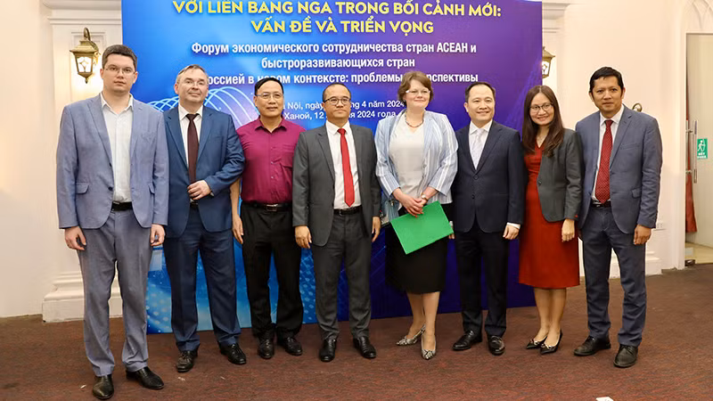 Một số đại biểu, diễn giả tham dự diễn đàn. Một số đại biểu, diễn giả tham dự diễn đàn.