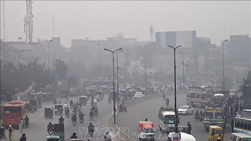 Khói mù ô nhiễm bao phủ dày đặc tại Lahore, Pakistan. (Ảnh: AFP/TTXVN)