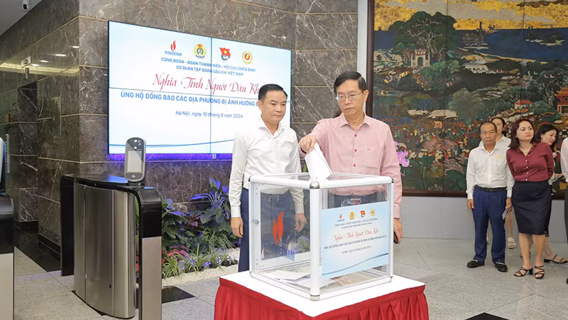 Các đồng chí lãnh đạo và cán bộ, công nhân viên Cơ quan Tập đoàn Dầu khí Việt Nam tham gia quyên góp, ủng hộ. Các đồng chí lãnh đạo và cán bộ, công nhân viên Cơ quan Tập đoàn Dầu khí Việt Nam tham gia quyên góp, ủng hộ.