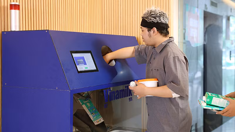 Vinamilk đang thử nghiệm lắp đặt máy phân loại vỏ sản phẩm tự động tại các cửa hàng. Vinamilk đang thử nghiệm lắp đặt máy phân loại vỏ sản phẩm tự động tại các cửa hàng.