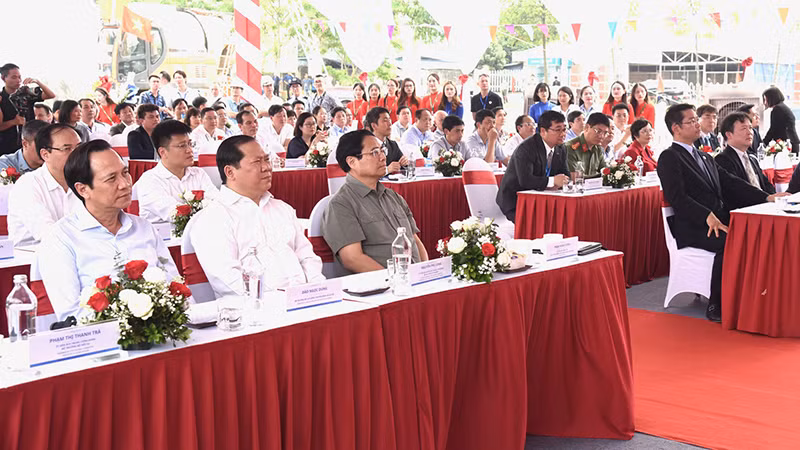 Thủ tướng Phạm Minh Chính và các đại biểu tham dự lễ khởi công. Thủ tướng Phạm Minh Chính và các đại biểu tham dự lễ khởi công.