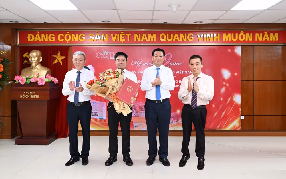 Bộ trưởng Nguyễn Hồng Diên trao Quyết định công nhận Ngày truyền thống 2/10/1945 cho lãnh đạo Báo Công thương.