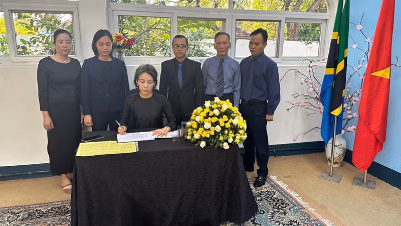 Đại sứ Vũ Thanh Huyền ghi sổ tang.
