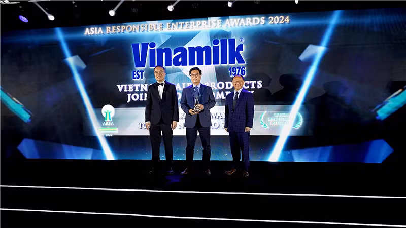 Ông Lê Hoàng Minh, Giám đốc điều hành sản xuất của Vinamik nhận cúp chứng nhận cho hạng mục Green Leadership của Giải thưởng AREA.