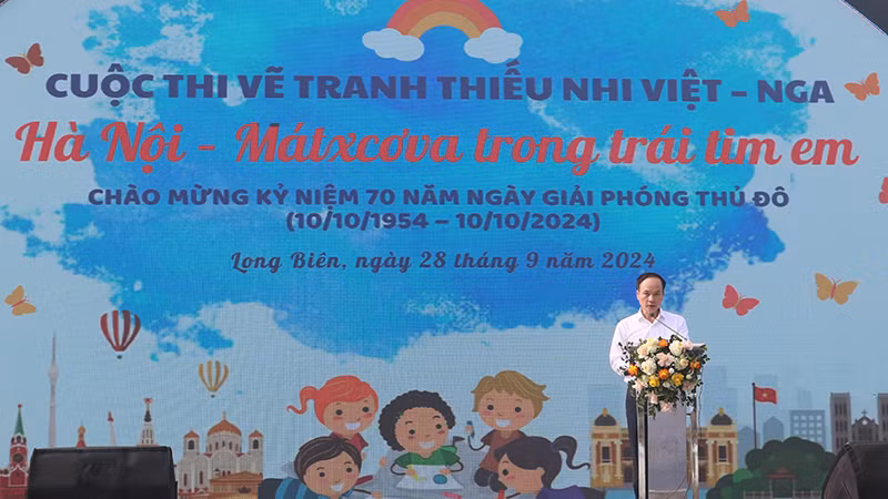 Bí thư Quận ủy quận Long Biên, Chủ tịch Hội Hữu nghị Việt-Nga thành phố Hà Nội Đường Hoài Nam phát biểu khai mạc sự kiện. Bí thư Quận ủy quận Long Biên, Chủ tịch Hội Hữu nghị Việt-Nga thành phố Hà Nội Đường Hoài Nam phát biểu khai mạc sự kiện.