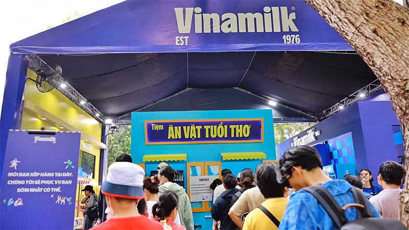 Khách tham quan lễ hội háo hức xếp hàng thưởng thức món ngon từ Ông Thọ tại gian hàng Vinamilk.