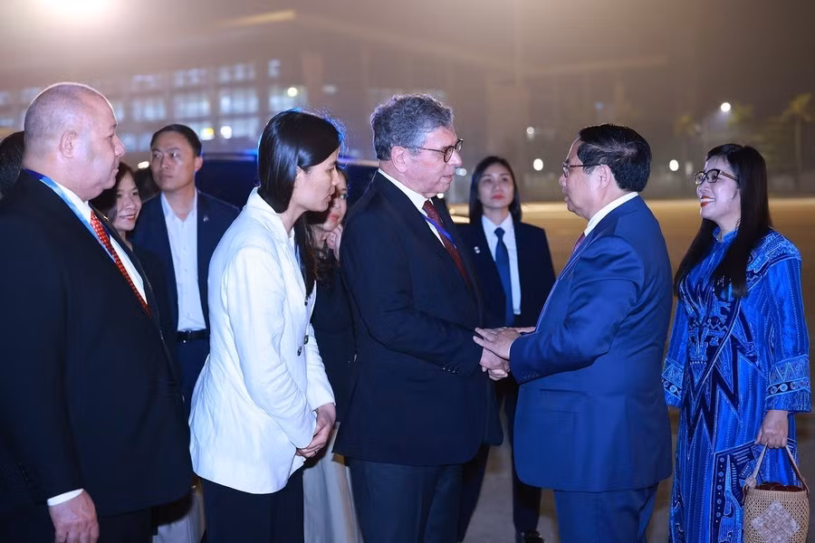 Các đại biểu tiễn Thủ tướng Phạm Minh Chính và Phu nhân ra Sân bay quốc tế Nội Bài (Hà Nội). (Ảnh: TTXVN)