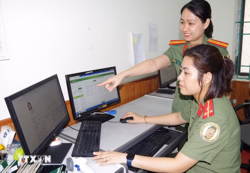 Cán bộ, chiến sĩ Phòng Quản lý xuất nhập cảnh, Công an tỉnh Hà Nam, tiếp nhận hồ sơ đăng ký đề nghị cấp hộ chiếu phổ thông của công dân trên cổng dịch vụ công trực tuyến. (Ảnh: Thanh Tuấn/TTXVN)