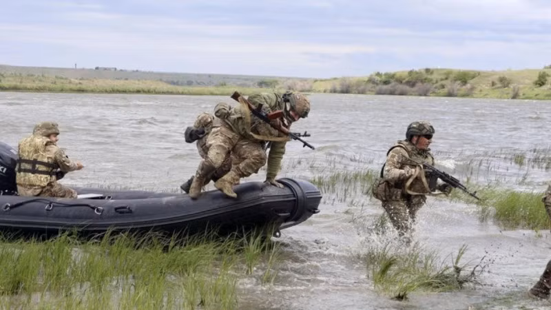 Binh sĩ Ukraine huấn luyện tại khu vực Mykolaiv ngày 14/5/2024. (Ảnh: Kyodo/TTXVN)