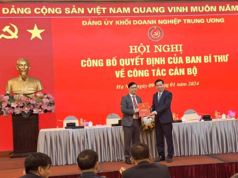 Đồng chí Lê Song Lai, Bí thư Đảng ủy, Chủ tịch Hội đồng quản trị Tổng Công ty Thép Việt Nam đón nhận Quyết định của Ban Bí thư Trung ương Đảng về việc tham gia Ban Chấp hành Đảng bộ Khối Doanh nghiệp Trung ương, nhiệm kỳ 2020-2025. Đồng chí Lê Song Lai, Bí thư Đảng ủy, Chủ tịch Hội đồng quản trị Tổng Công ty Thép Việt Nam đón nhận Quyết định của Ban Bí thư Trung ương Đảng về việc tham gia Ban Chấp hành Đảng bộ Khối Doanh nghiệp Trung ương, nhiệm kỳ 2020-2025.