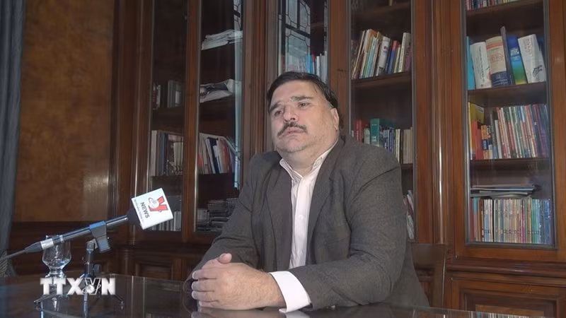 Giáo sư Ezequiel Ramoneda trả lời phỏng vấn của phóng viên TTXVN tại Argentina. (Ảnh: TTXVN)