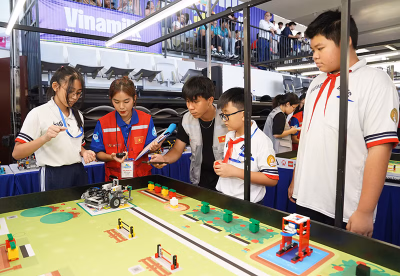 Các thí sinh hào hứng tranh tài, chinh phục thử thách tại cuộc thi Robotacon WRO 2024.