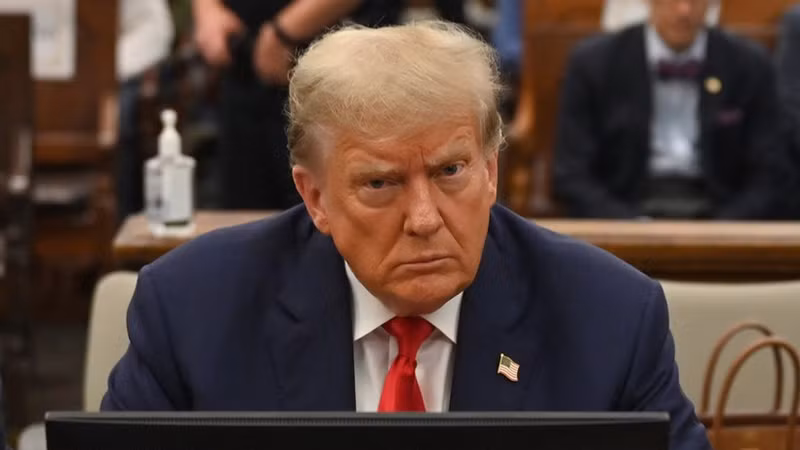 Cựu Tổng thống Mỹ Donald Trump (giữa) tại phiên xét xử của tòa án New York ngày 4/10/2023. (Ảnh: AFP/TTXVN)