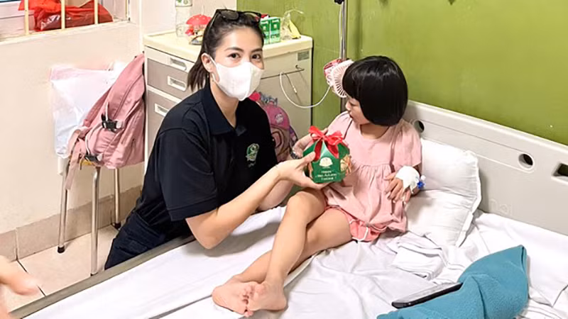 Phúc Long tặng bánh cho các cháu nhỏ tại Bệnh viện E Hà Nội.