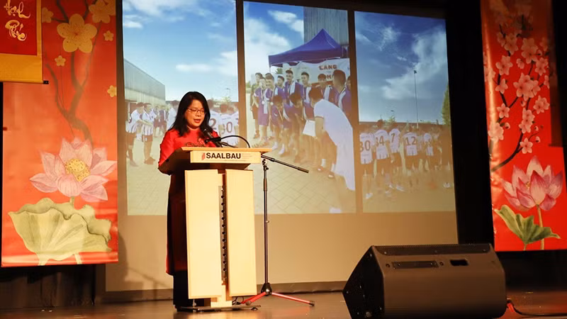 Bà Nguyễn Quỳnh Phương, Lãnh sự phát biểu khai mạc Tết cộng đồng tại Frankfurt. (Ảnh: TTXVN)