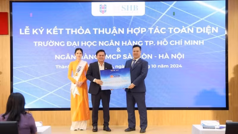 Đại diện SHB trao tặng tài trợ tới HUB. Đại diện SHB trao tặng tài trợ tới HUB.