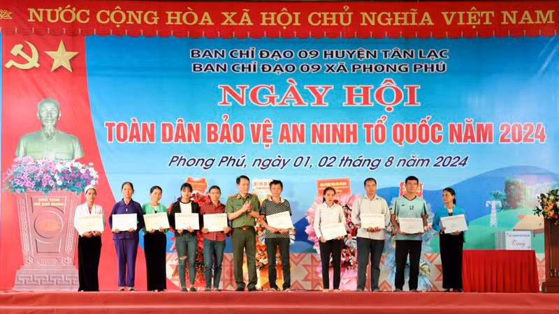 Bộ trưởng Lương Tam Quang (giữa) tặng bằng khen cho các tập thể, cá nhân có thành tích xuất sắc trong công tác bảo vệ an ninh Tổ quốc.