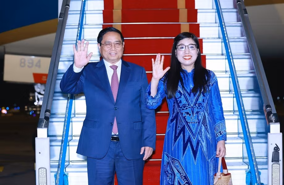Thủ tướng Phạm Minh Chính và Phu nhân tại sân bay quốc tế Nội Bài, lên đường tham dự Hội nghị thượng đỉnh G20 tại Brazil và thăm chính thức Cộng hòa Dominica. (Ảnh: TTXVN)