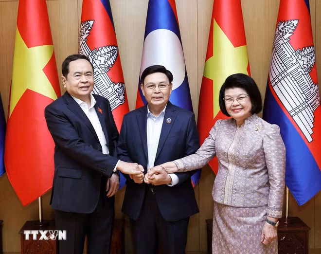 Chủ tịch Quốc hội Việt Nam Trần Thanh Mẫn, Chủ tịch Quốc hội Lào, Chủ tịch Liên nghị viện ASEAN (AIPA) Saysomphone Phomvihane và Chủ tịch Quốc hội Campuchia Samdech Khuon Sudary. (Ảnh: TTXVN)