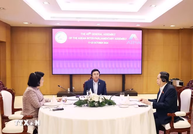 Ba Chủ tịch Quốc hội Việt Nam-Lào-Campuchia ăn sáng làm việc. (Ảnh: TTXVN)