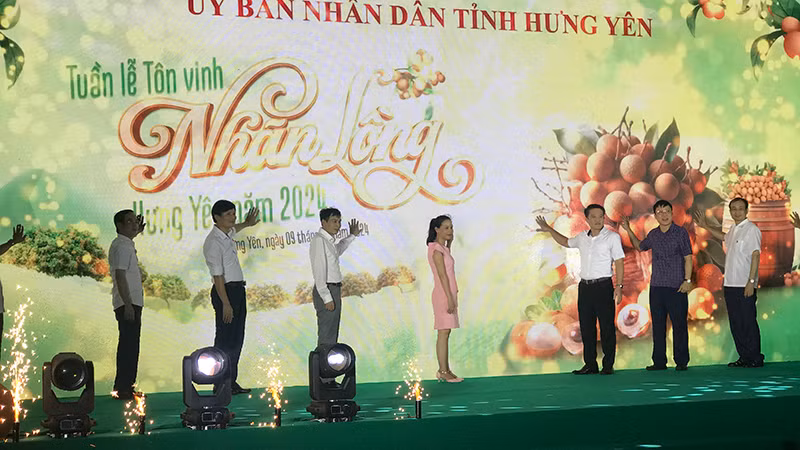 Bấm nút khai mạc Tuần lễ tôn vinh nhãn lồng Hưng Yên năm 2024 tại Khu đô thị Vinhomes Oceanpark 2, huyện Văn Giang tỉnh Hưng Yên.