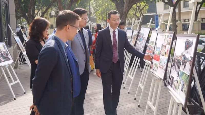 Công chúng tham quan triển lãm những hình ảnh đẹp về thực hiện Quy tắc ứng xử trên địa bàn Thành phố Hà Nội.
