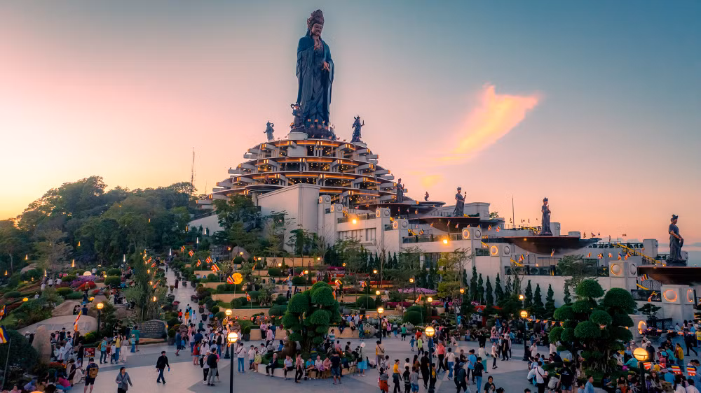 Đỉnh núi Bà Đen. (Ảnh: Nguyễn Minh Tú) Đỉnh núi Bà Đen. (Ảnh: Nguyễn Minh Tú)