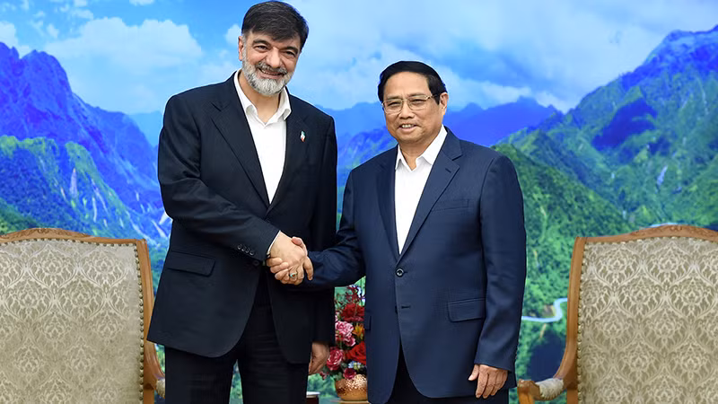 Thủ tướng Phạm Minh Chính (bên phải) tiếp Chuẩn tướng Ahmad Reza Radan, Tư lệnh Bộ Thực thi pháp luật Iran.