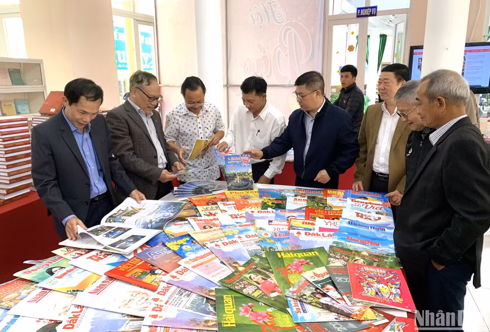 Các đại biểu tham quan gian trưng bày các ấn phẩm báo Xuân Quý Mão 2023.