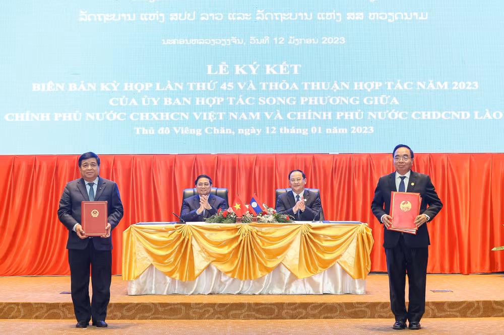 Thủ tướng Phạm Minh Chính và Thủ tướng Sonexay Siphandone chứng kiến lễ ký biên bản thoả thuận của Kỳ họp.